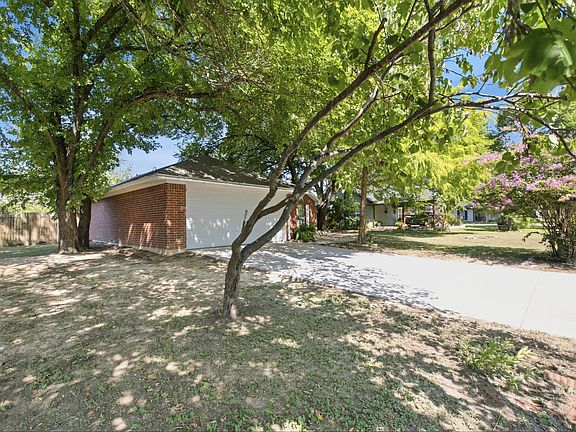 3rd image of 613 N Avenue D