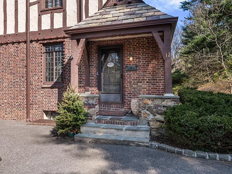 12 Hampton Rd — Photo 2
