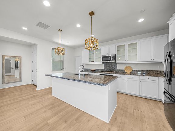 Gourmet kitchen with granite counter top, pantry, plenty of cabinet space, large kitchen island.