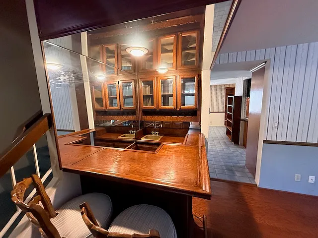 Wet bar open to the dining room