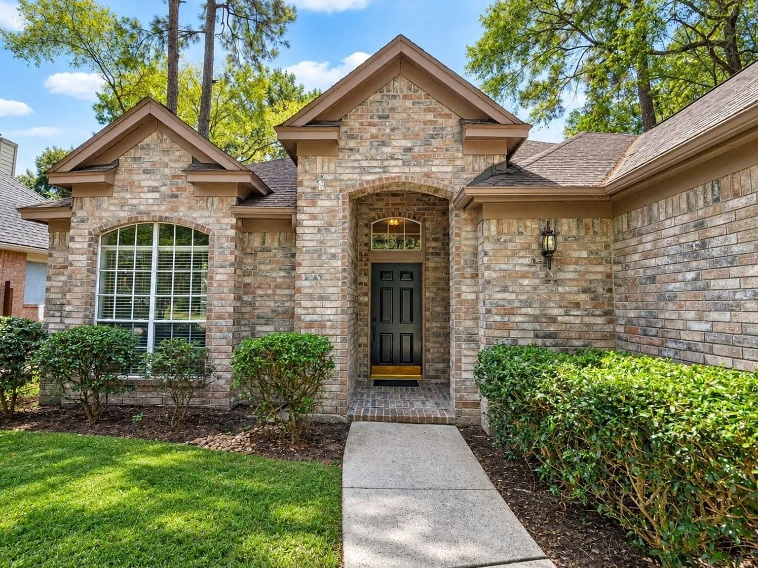 3 bed, 2.0 bath, 2375 sqft, $3,000 — Photo 2