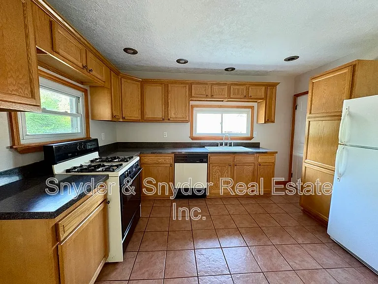 605 Sackett Ave — Photo 16