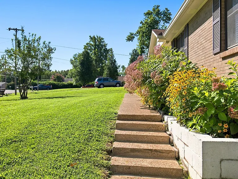 316 Lorna Dr — Photo 5