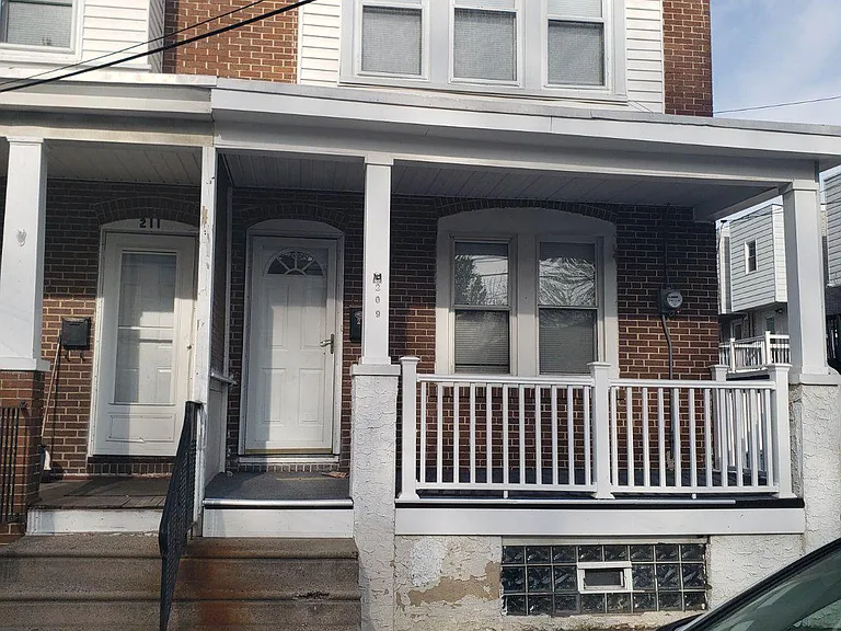 209 Cedar Ave — Photo 4