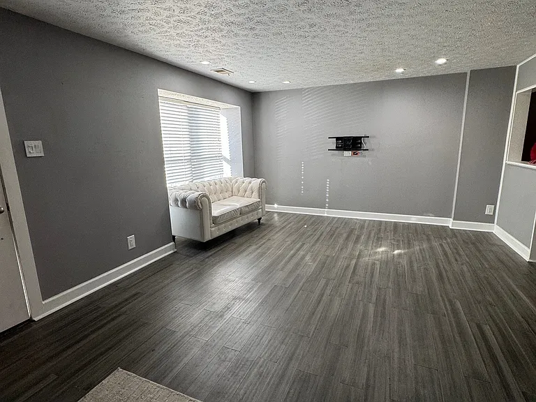 2711 Greenwood Dr — Photo 4