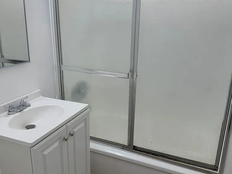 Van Ness Apartments — Photo 15