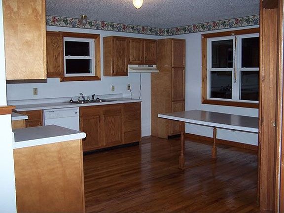 Eat in kitchen - wood floors