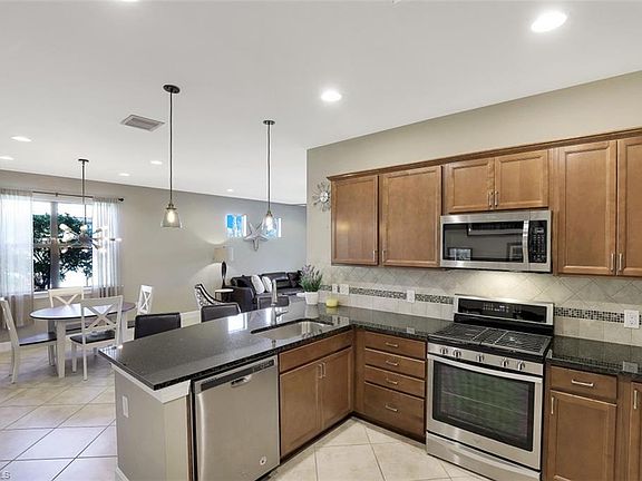 4th image of 7594 Jacaranda Ln