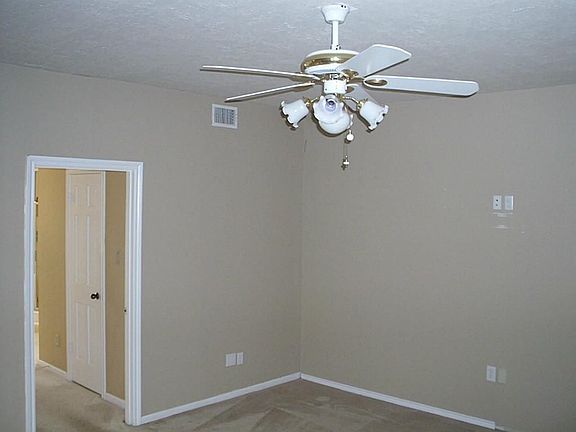 4th image of 1622 E Hedgecroft Dr