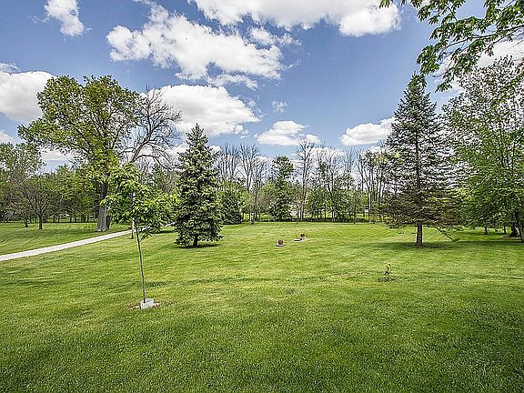 Exterior Front Acreage