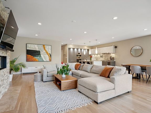 4th image of 2221 N Leavitt St #2