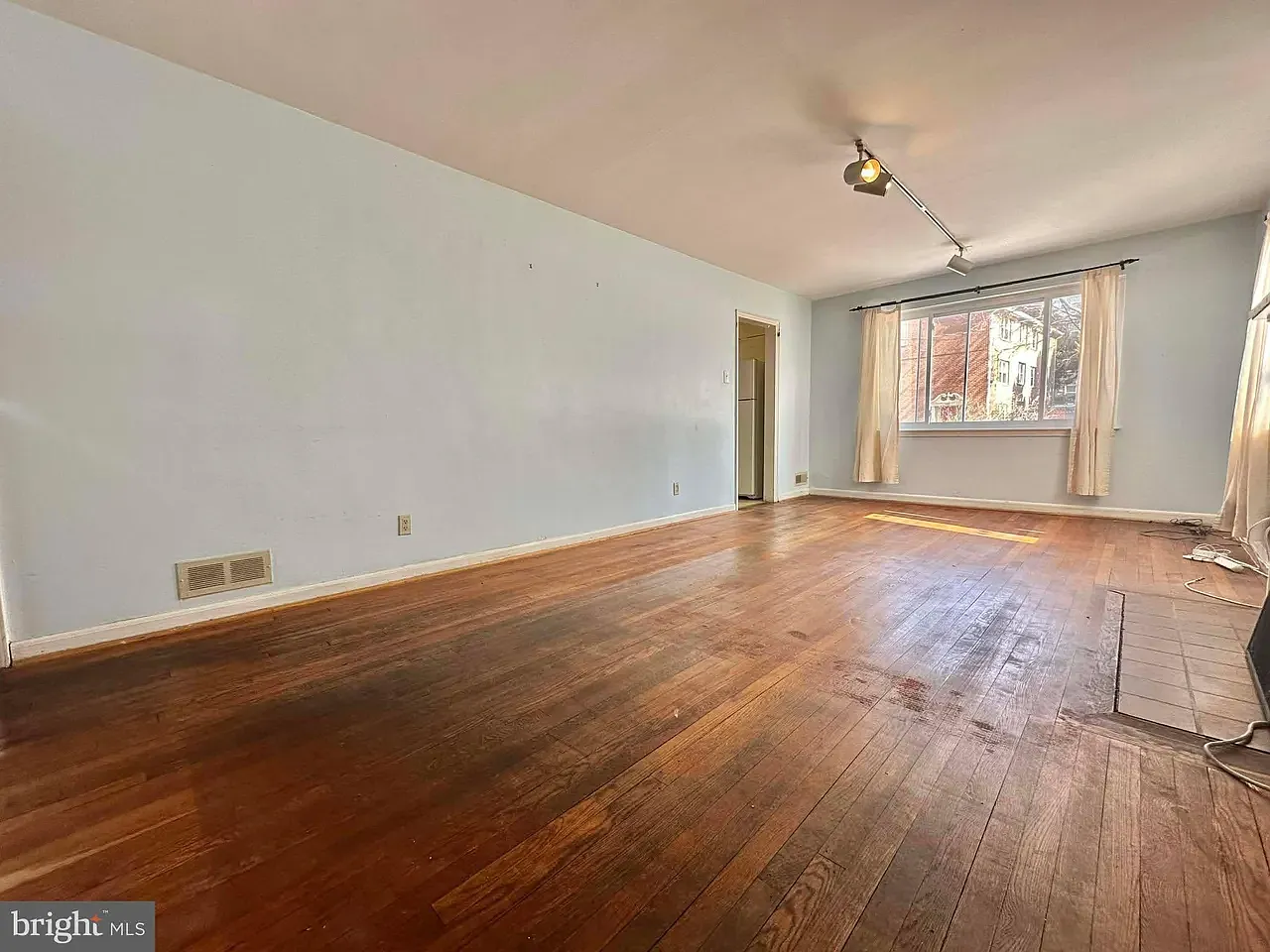 5 bed, 1008 sqft, $4,500 — Photo 2