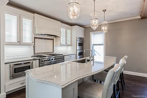 606 E Jericho Tpke Photo 1