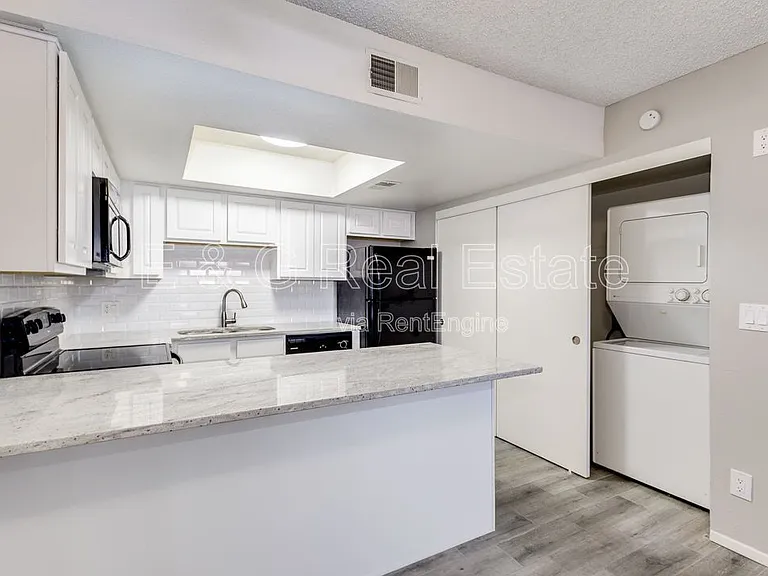 2149 E 10th St #3 — Photo 4