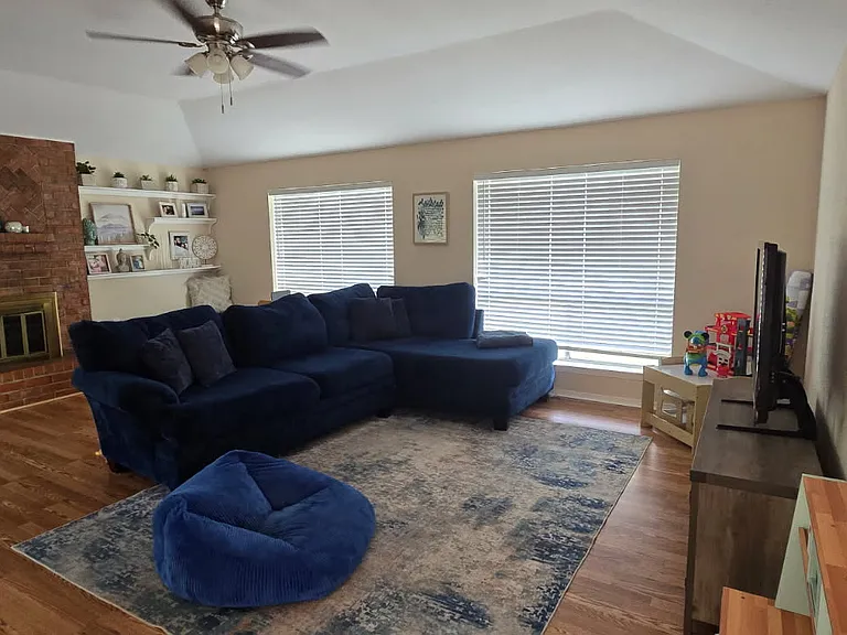121 Queen Anne Dr — Photo 2