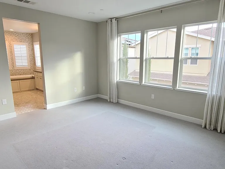 1066 Forbes Ln — Photo 32