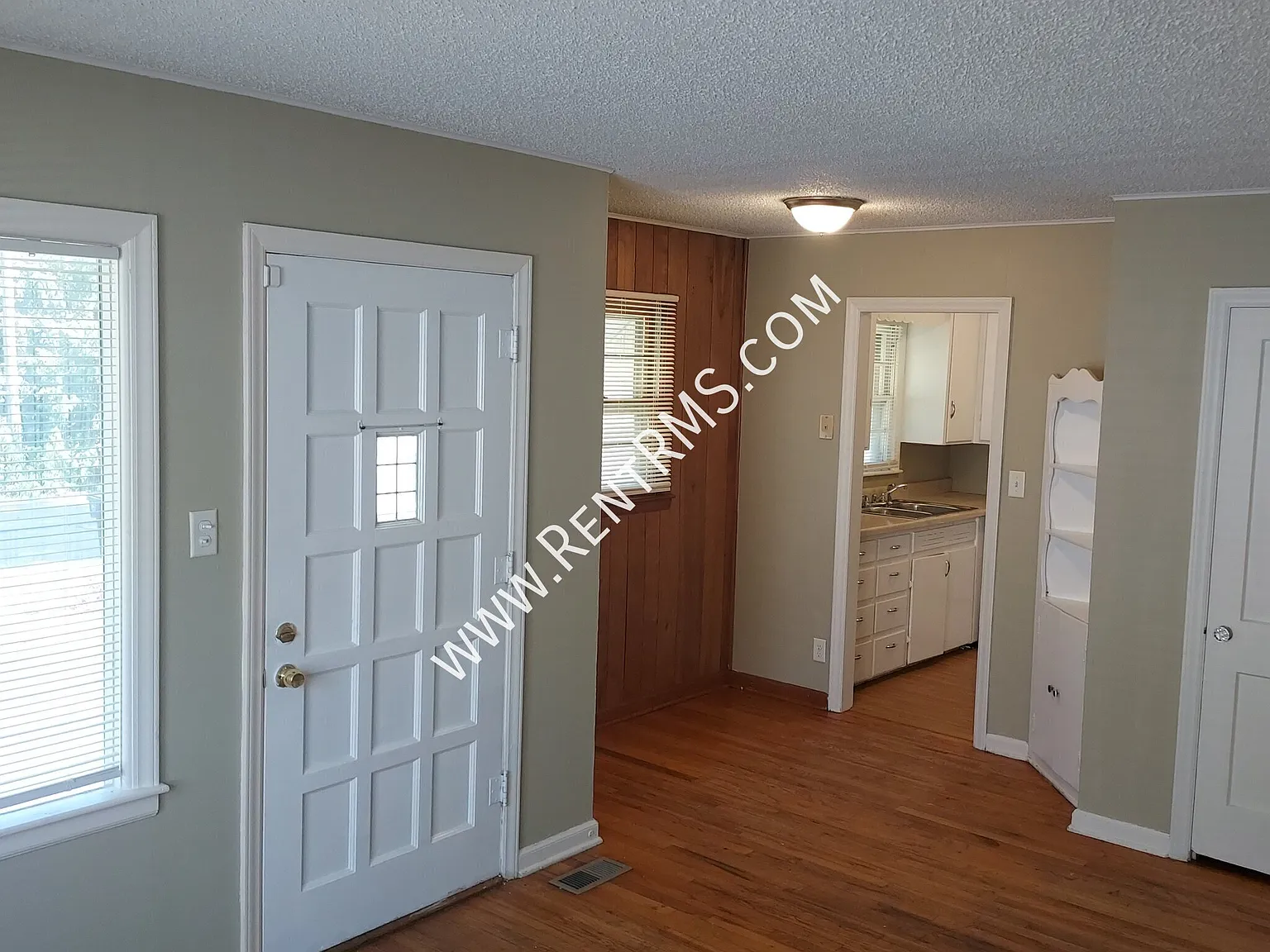 2413 Sw Bradbury - 2 Bed/1 Bath — Photo 4