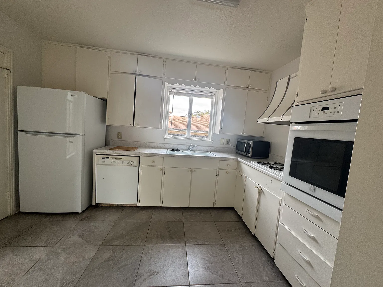 2 bed, 1195 sqft, $1,650 — Photo 4