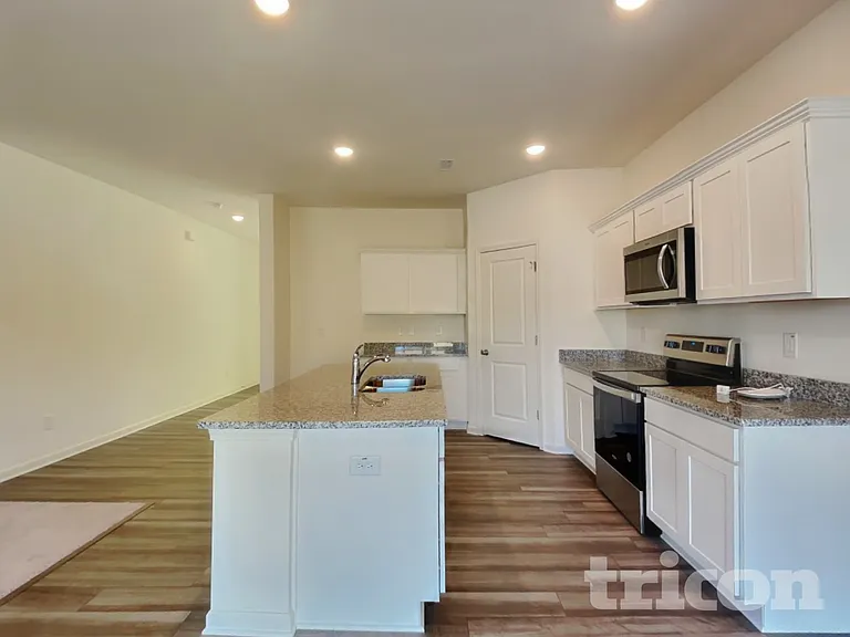 130 Lynnridge Dr — Photo 6