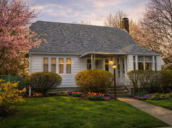 221 E Grove St, Utica, IL 61373