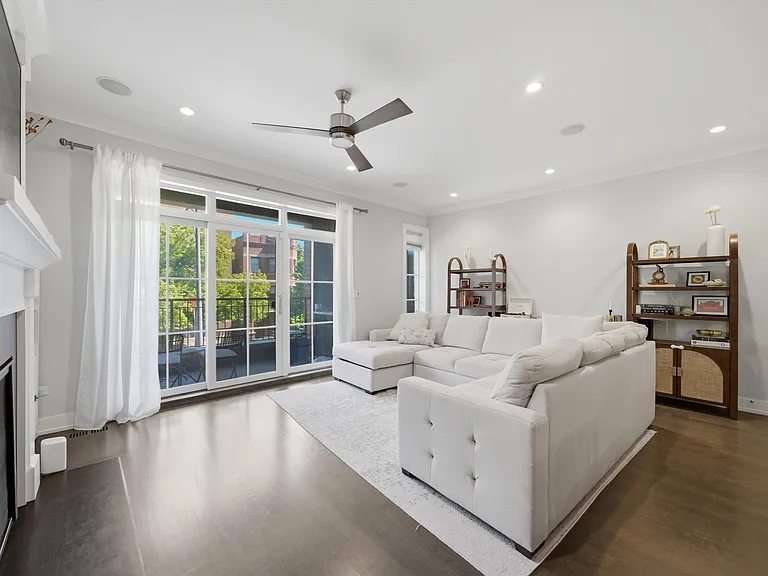 2341 W Roscoe St #2W — Photo 3