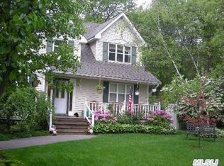 656 Blue Point Rd, Holtsville, NY 11742