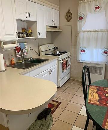 5th image of 2751 Pearsall Ave