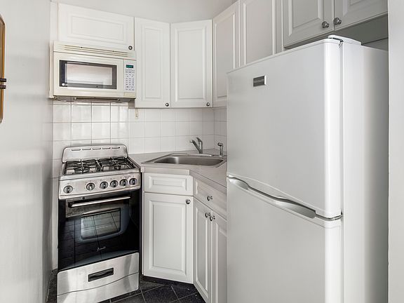 2nd image of 136 E 56th St APT 4H