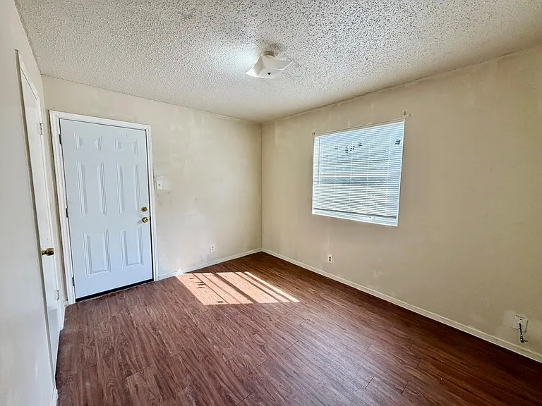 402 Hedgewood Dr #C — Photo 9