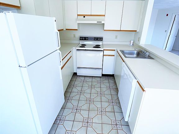 3rd image of 410 Washington St #22A