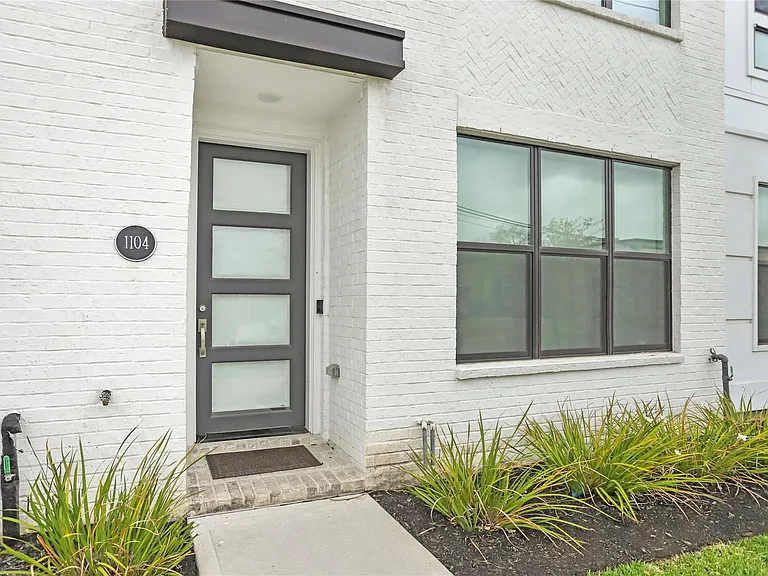 1104 Ennis St — Photo 2