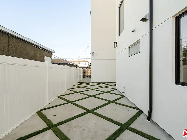 1952 1/2 S Garth Ave #1/2 — Photo 30