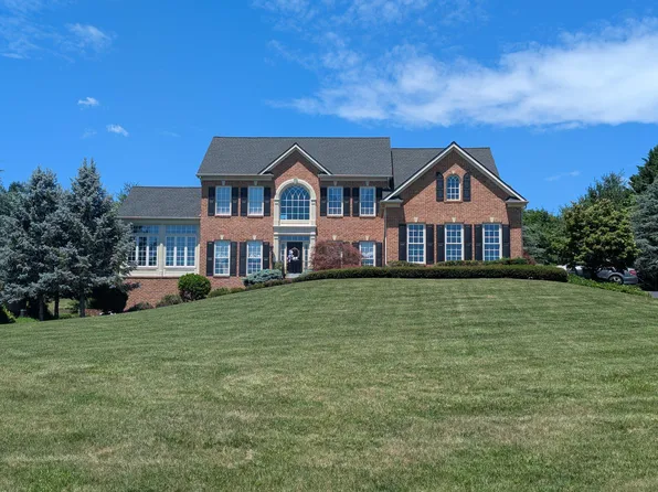 9808 Pembroke Dr, Hagerstown, MD 21740