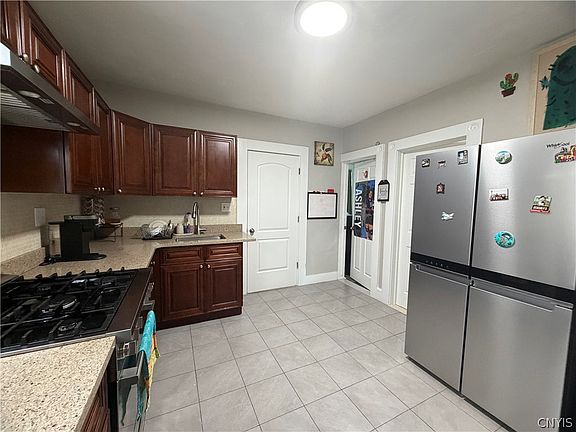 3rd image of 925 South St