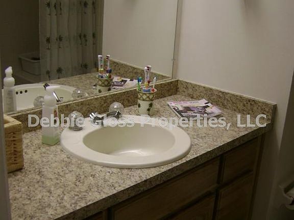 5th image of 108 W York Ct