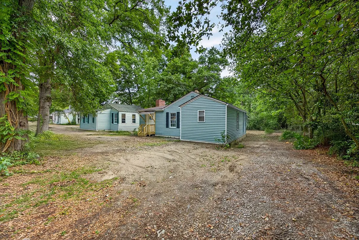 Building Photo - 2218 Holt Dr
