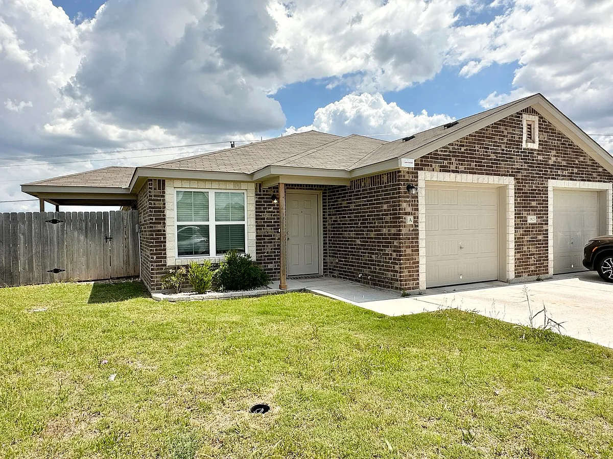 Building Photo - 1825 Clovis Dr