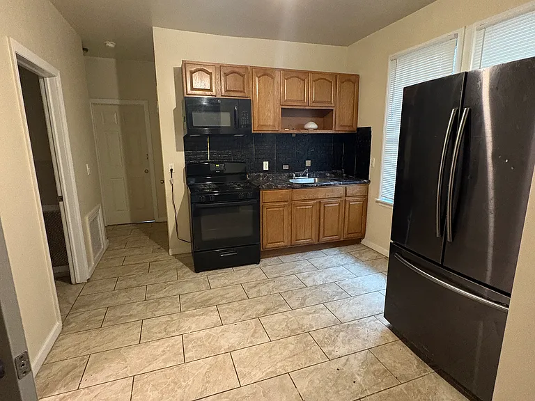 143-147 Huntington Ter #1R — Photo 6