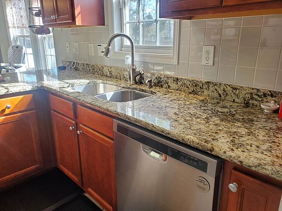 Beautiful granite counter tops and tile backsplash