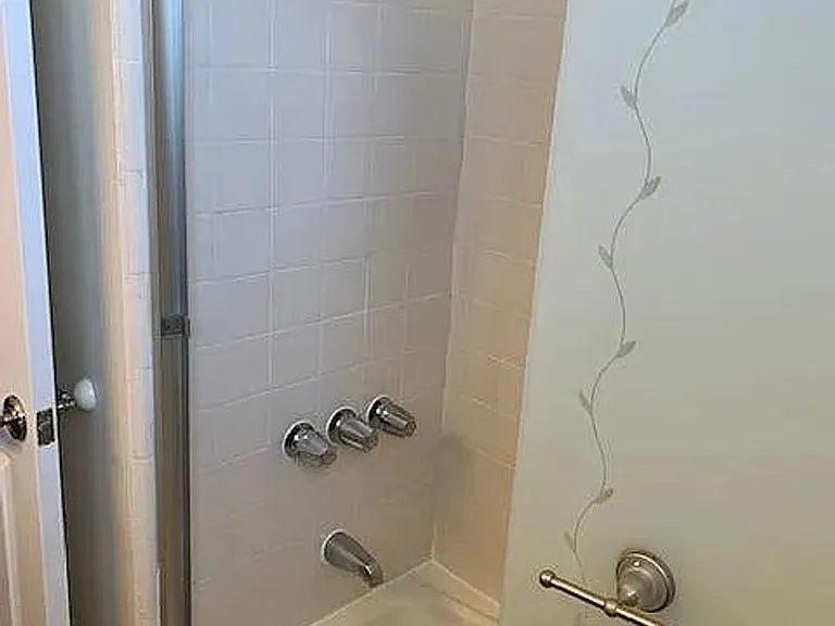 1259 N Ardmore Ave — Photo 23