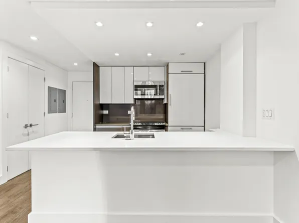 666 West End Avenue image 3 of 22