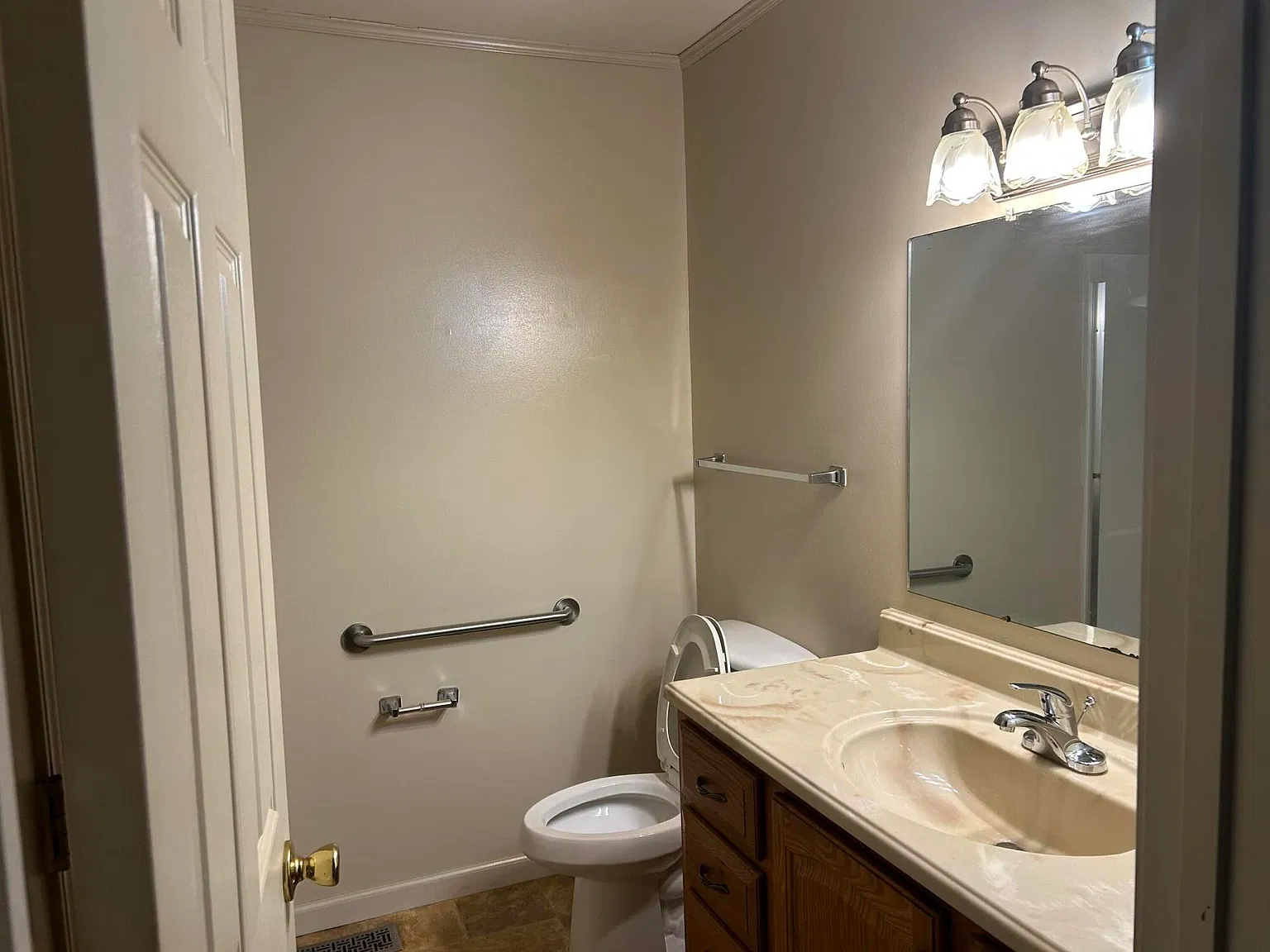 3 bed, 1.5 bath, 1316 sqft, $1,400 — Photo 4