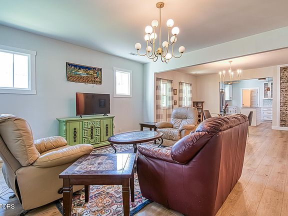 4th image of 3708 Speedway Cir