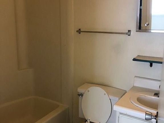 5th image of 618 S Van Buren St APT 4