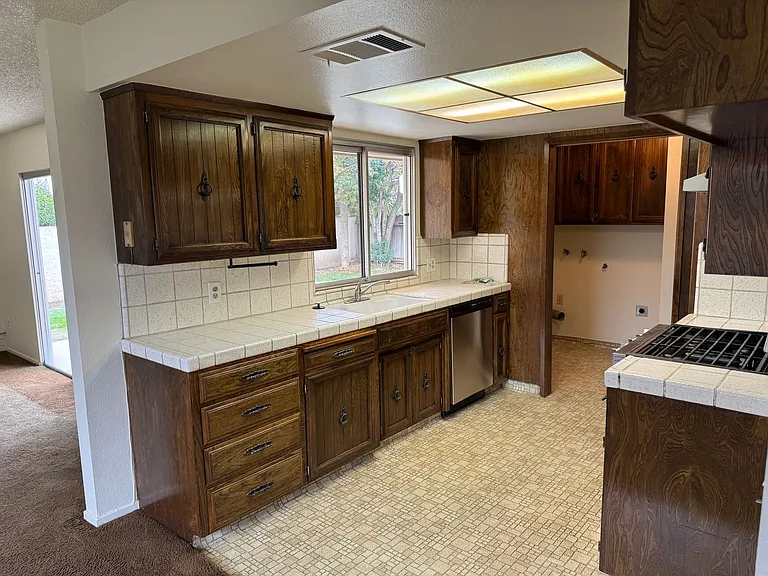 1586 Hawthorne Dr — Photo 6
