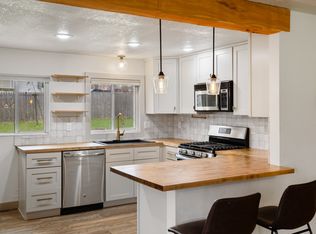 900 Circle Dr, Carlisle, IA 50047