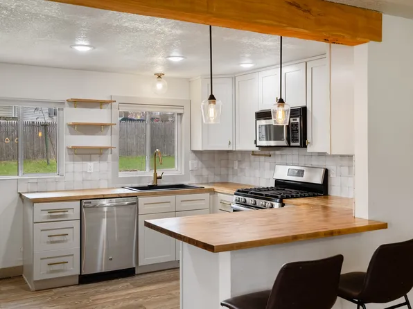 900 Circle Dr, Carlisle, IA 50047