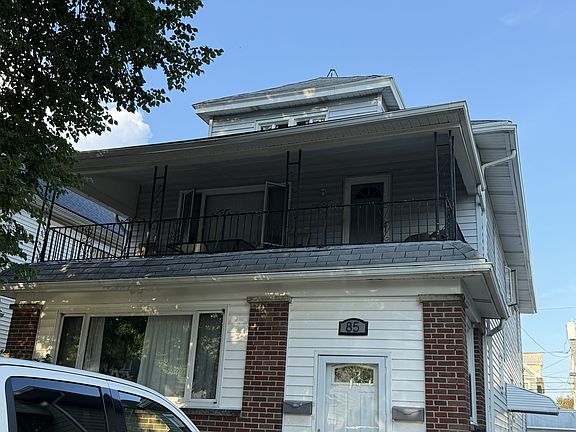 2nd image of 85 Traymore St Unit 2