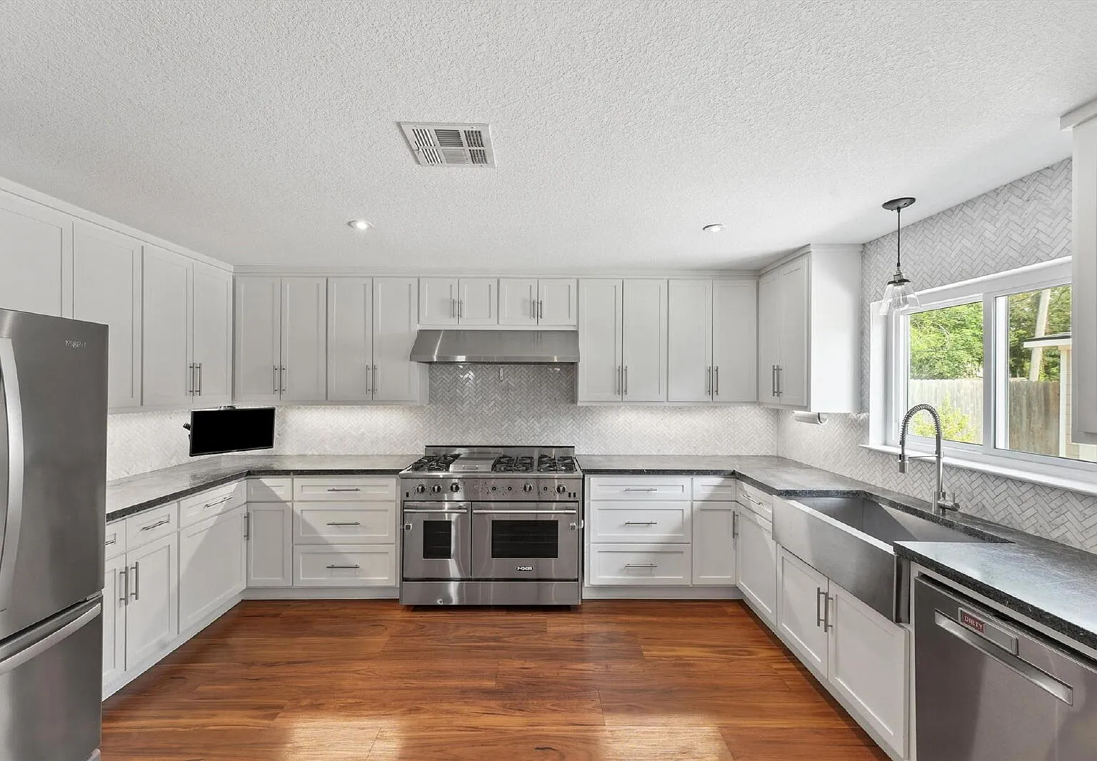 4 bed, 2.0 bath, 2204 sqft, $2,775 — Photo 2