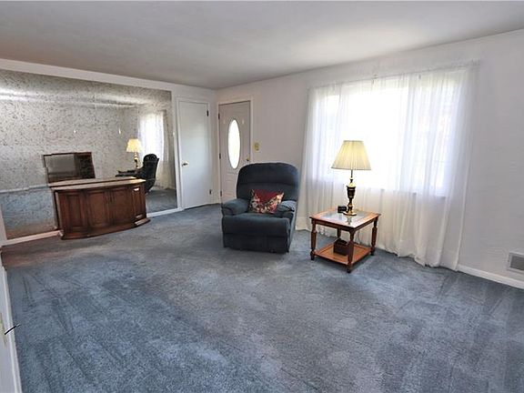 4th image of 2677 Broad St